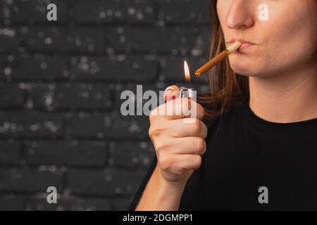 Unkenntlich Frau zündet Zigarette mit Feuerzeug Stockfoto