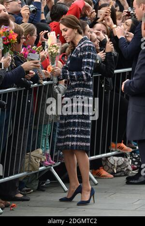 Catherine, die Herzogin von Cambridge besucht das National Football Museum in Manchester. Bilddatum: Freitag, 14. Oktober 2016. Bildnachweis sollte lauten: Doug Peters/ EMPICS Entertainment. Stockfoto