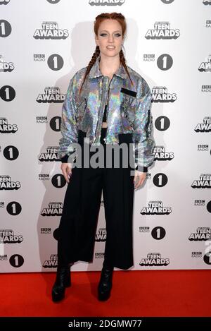 Jess Glynne bei der Ankunft bei den BBC Radio 1 Teen Awards, die in der SSE Wembley Arena, London, stattfinden. Bilddatum: Sonntag, 23. Oktober 2016. Bildnachweis sollte: Doug PetersEMPICS Entertainment Stockfoto