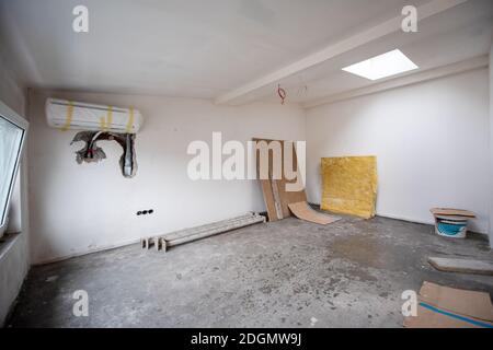 Innenansicht der Baustelle mit weißer Trockenmauer Stockfoto