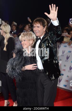 Sir Cliff Richard und Gloria Hunniford bei den Pride of Britain Awards 2016 im Grosvenor House, Park Lane, London. Bildnachweis sollte lauten: Doug Peters/EMPICS Entertainment Stockfoto