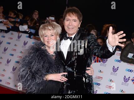 Gloria Hunniford und Sir Cliff Richard bei den Pride of Britain Awards 2016 im Grosvenor House, Park Lane, London. Bildnachweis sollte lauten: Doug Peters/EMPICS Entertainment Stockfoto