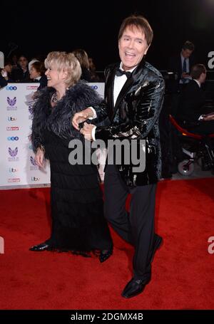 Gloria Hunniford und Sir Cliff Richard bei den Pride of Britain Awards 2016 im Grosvenor House, Park Lane, London. Bildnachweis sollte lauten: Doug Peters/EMPICS Entertainment Stockfoto