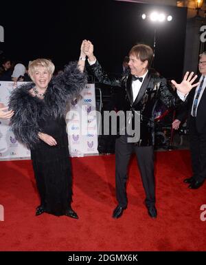 Gloria Hunniford und Sir Cliff Richard bei den Pride of Britain Awards 2016 im Grosvenor House, Park Lane, London. Bildnachweis sollte lauten: Doug Peters/EMPICS Entertainment Stockfoto