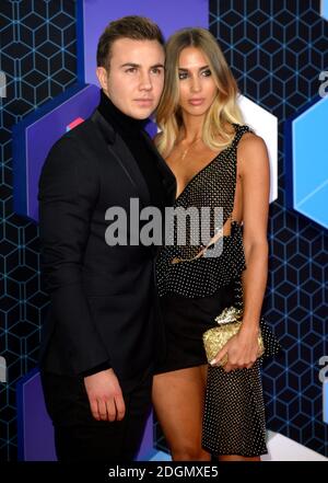 Mario Gotze und Ann-Kathrin Brommel bei den MTV Europe Music Awards 2016 in der Rotterdam Ahoy Arena, Rotterdam, Niederlande Stockfoto