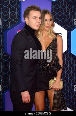 Mario Gotze und Ann-Kathrin Brommel bei den MTV Europe Music Awards 2016 in der Rotterdam Ahoy Arena, Rotterdam, Niederlande Stockfoto