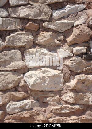 Eine Nahaufnahme der Steinwand aus den Ruinen der Ureinwohner Amerikas im Tuzigoot National Monument, Arizona Stockfoto