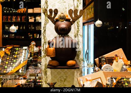 PARIS, FRANKREICH - Jul 05, 2018: Eine super coole Aufnahme von weihnachten Rentier vor einem Geschäft mit Weihnachtsschmuck, Paris Frankreich Stockfoto