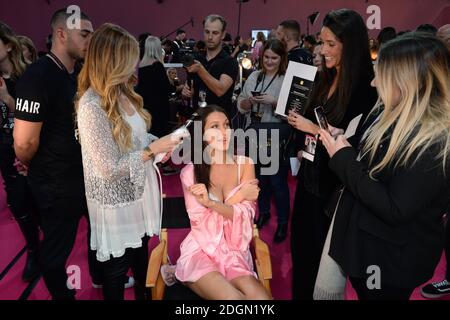 Bella Hadid backstage während der Victoria's Secret Fashion Show 2016 im Grand Palais, Paris, Frankreich Stockfoto