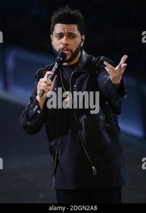 The Weeknd tritt live auf dem Laufsteg während der Victoria's Secret Fashion Show 2016 im Grand Palais, Paris, Frankreich, auf. Bildnachweis sollte lauten: Doug Peters/EMPICS Entertainment. Stockfoto