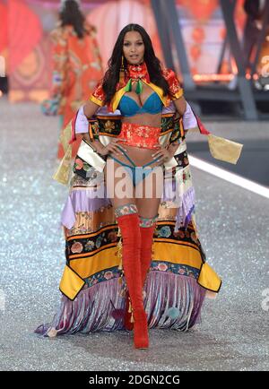 Lais Ribeiro auf dem Laufsteg während der Victoria's Secret Fashion Show 2016 im Grand Palais, Paris, Frankreich Stockfoto