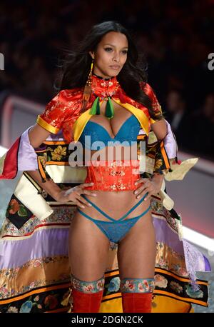 Lais Ribeiro auf dem Laufsteg während der Victoria's Secret Fashion Show 2016 im Grand Palais, Paris, Frankreich Stockfoto