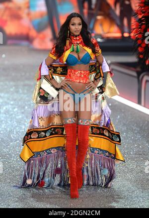 Lais Ribeiro auf dem Laufsteg während der Victoria's Secret Fashion Show 2016 im Grand Palais, Paris, Frankreich Stockfoto