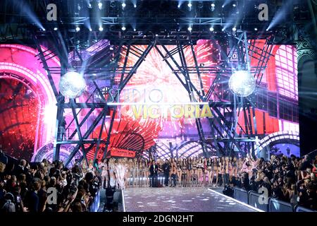 Bruno Mars, Lady Gaga und der Weeknd mit Jasmine Tookes, Lily Aldridge, Adriana Lima, Elsa Hosk, Alessandra Ambrosio, Taylor Hill, Sara Sampaio, Gigi Hadid und Kendall Jenner auf dem Laufsteg während der Victoria's Secret Fashion Show 2016 im Grand Palais, Paris, Frankreich Stockfoto