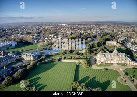 Luftaufnahme mit Blick auf Rustington mit Mewsbrook Park an der Grenze zu Littlehampton. Stockfoto