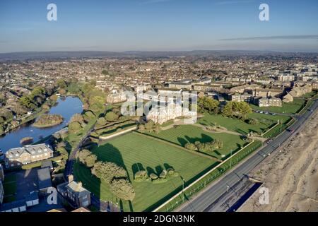 Luftaufnahme mit Blick auf Rustington mit Mewsbrook Park an der Grenze zu Littlehampton. Stockfoto