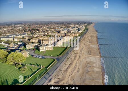 Luftaufnahme mit Blick auf Rustington an der Küste an einem schönen klaren Tag an diesem beliebten Ort. Stockfoto