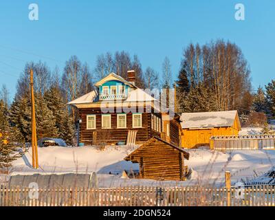 Typisches Dorf Holzhaus in Winterlandschaft Stockfoto