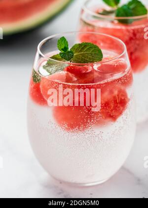 Wassermelone Eis mit Mineralwasser in Gläsern Stockfoto