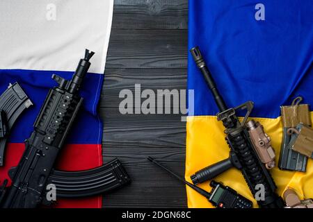 Flaggen Russlands und der Ukraine mit Waffengewehren Stockfoto