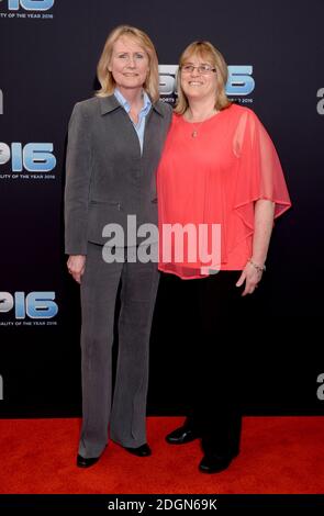 Trina und Sue Gulliver während der Red Carpet Ankünfte für BBC Sports Personality of the Year 2016 im Vox im Resorts World Birmingham. Bildnachweis sollte lauten: Doug Peters/EMPICS Entertainment Stockfoto