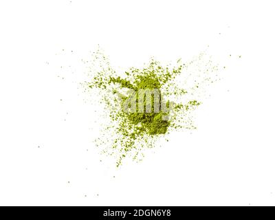 Grüne Matcha-Teepulver Explosion, weißer Hintergrund Stockfoto