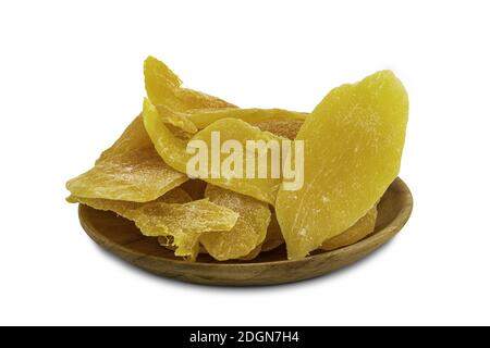 Haufen dehydrierter Mango in einem Holzteller auf weiß Hintergrund Stockfoto