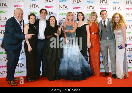 Die Besetzung von Call the Midwife mit der Auszeichnung für das beste Drama in der Periode im Pressenzimmer bei den National Television Awards 2017 im O2, London. Bildnachweis sollte lauten: Doug Peters/EMPICS Entertainment Stockfoto