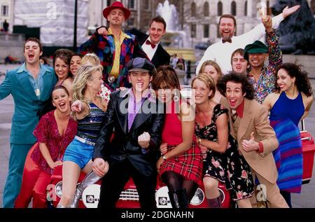 Shane Richie und Lisa Mazwell bei einem Fotoanruf für Boogie Nights das Musical, halbe Länge, Hut, Gruppenaufnahme. Â©Doug Peters/allaction.co.uk Stockfoto