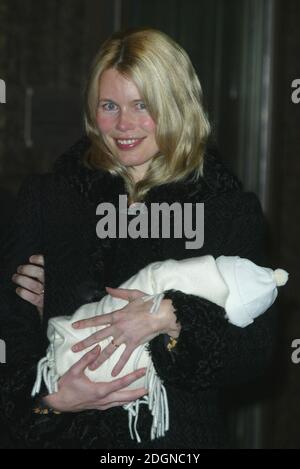 Claudia Schiffer verlässt das Great Portland Hospital in London mit dem neugeborenen Casper. Â©Doug Peters/allaction.co.uk Stockfoto