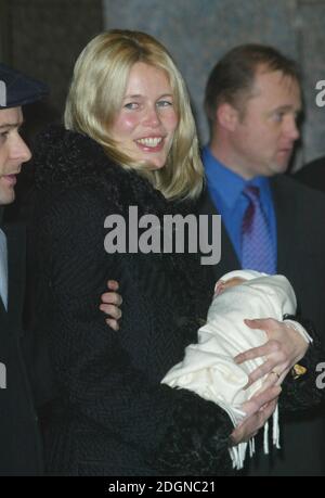 Claudia Schiffer verlässt das Great Portland Hospital in London mit dem neugeborenen Casper. Â©Doug Peters/allaction.co.uk Stockfoto