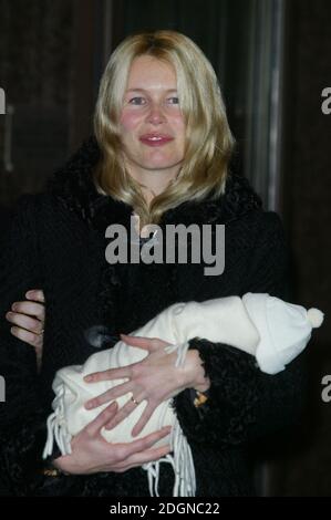 Claudia Schiffer verlässt das Great Portland Hospital in London mit dem neugeborenen Casper. Â©Doug Peters/allaction.co.uk Stockfoto