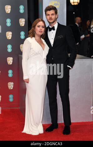 Tanya Burr und Jim Chapman nehmen an den EE British Academy Film Awards Teil, die in der Royal Albert Hall, Kensington Gore, Kensington, London, stattfinden. Bilddatum: Sonntag, 12. Februar 2017. Bildnachweis sollte lauten: Doug Peters/ EMPICS Entertainment Stockfoto