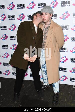 Isaac Holman und Laurie Vincent von Slaves bei der Ankunft bei den VO5 NME Awards 2017 in der O2 Academy Brixton, London. Bilddatum: Mittwoch, 15. Februar 2017. Bildnachweis sollte lauten: Doug Peters/ EMPICS Entertainment Stockfoto