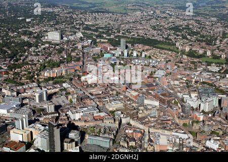 Luftaufnahme von den Peace Gardens mit Blick nach Westen auf die Straßen Devonshire, Wellington & West in Richtung Campus-Gebäude der Sheffield University Stockfoto