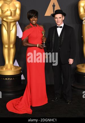 Viola Davis, Gewinnerin des Preises für die beste Nebendarstellerin für "Fences" mit Sir Mark Rylance im Presseraum der 89. Academy Awards, die im Dolby Theater in Hollywood, Los Angeles, CA, USA, abgehalten wurden. Bild Datum Sonntag, 26. Februar 2017. Bild Kredit sollte Doug Peters / EMPICS Entertainment lesen. Stockfoto