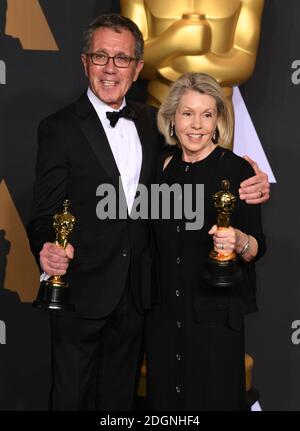 Produktionsdesigner David Wasco und Art Director Sandy Reynolds-Wasco, Gewinner des besten Produktionsdesigns für "La La Land" im Presseraum der 89. Academy Awards im Dolby Theater in Hollywood, Los Angeles, CA, USA. Bild Datum Sonntag, 26. Februar 2017. Bild Kredit sollte Doug Peters / EMPICS Entertainment lesen. Stockfoto