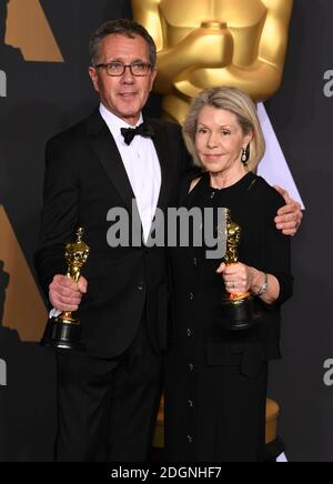 Produktionsdesigner David Wasco und Art Director Sandy Reynolds-Wasco, Gewinner des besten Produktionsdesigns für "La La Land" im Presseraum der 89. Academy Awards im Dolby Theater in Hollywood, Los Angeles, CA, USA. Bild Datum Sonntag, 26. Februar 2017. Bild Kredit sollte Doug Peters / EMPICS Entertainment lesen. Stockfoto