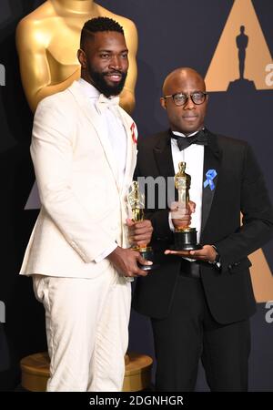 Autor/Regisseur Barry Jenkins (R) und Schriftsteller Tarell Alvin McCraney, Gewinner des Best Adapted Screenplay für "Moonlight", im Presseraum der 89. Academy Awards, die im Dolby Theater in Hollywood, Los Angeles, CA, USA, abgehalten wurden. Bild Datum Sonntag, 26. Februar 2017. Bild Kredit sollte Doug Peters / EMPICS Entertainment lesen. Stockfoto