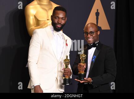 Autor/Regisseur Barry Jenkins (R) und Schriftsteller Tarell Alvin McCraney, Gewinner des Best Adapted Screenplay für "Moonlight", im Presseraum der 89. Academy Awards, die im Dolby Theater in Hollywood, Los Angeles, CA, USA, abgehalten wurden. Bild Datum Sonntag, 26. Februar 2017. Bild Kredit sollte Doug Peters / EMPICS Entertainment lesen. Stockfoto