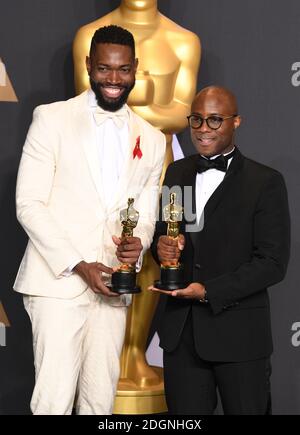 Autor/Regisseur Barry Jenkins (R) und Schriftsteller Tarell Alvin McCraney, Gewinner des Best Adapted Screenplay für "Moonlight", im Presseraum der 89. Academy Awards, die im Dolby Theater in Hollywood, Los Angeles, CA, USA, abgehalten wurden. Bild Datum Sonntag, 26. Februar 2017. Bild Kredit sollte Doug Peters / EMPICS Entertainment lesen. Stockfoto