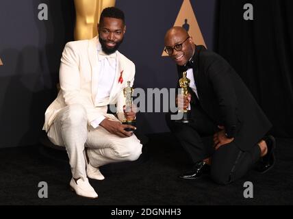 Autor/Regisseur Barry Jenkins (R) und Schriftsteller Tarell Alvin McCraney, Gewinner des Best Adapted Screenplay für "Moonlight", im Presseraum der 89. Academy Awards, die im Dolby Theater in Hollywood, Los Angeles, CA, USA, abgehalten wurden. Bild Datum Sonntag, 26. Februar 2017. Bild Kredit sollte Doug Peters / EMPICS Entertainment lesen. Stockfoto