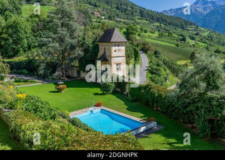 Schöner Blick auf einen der Türme von Castel Coira, in der deutschen Churburg, auf die Gärten und die umliegende Landschaft, Südtirol, Italien, an einem sonnigen Tag Stockfoto