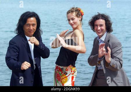 Jackie Chan, Cecile De France und Steve Coogan bei den Filmfestspielen von Cannes 2003. Halbe Länge. Â©Doug Peters/allaction.co.uk Stockfoto