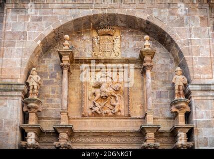 Bas Relief von Emiliano de la Cogolla, besser bekannt als San Millan, über dem Eingang des Klosters von San Millan de Yuso in San Millan de la Cogolla, L Stockfoto