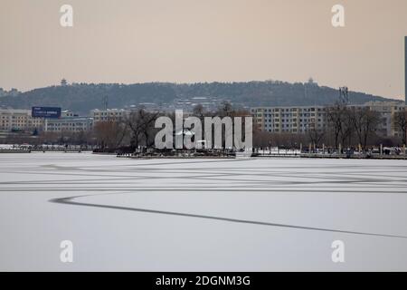 Viele geheimnisvolle schwarz-weiße Muster ohne Schnee erscheinen Auf dem gefrorenen künstlichen See, der wie ein natürliches aussieht Tusche waschen Malerei in Beishan Sce Stockfoto