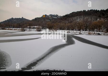 Viele geheimnisvolle schwarz-weiße Muster ohne Schnee erscheinen Auf dem gefrorenen künstlichen See, der wie ein natürliches aussieht Tusche waschen Malerei in Beishan Sce Stockfoto