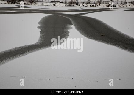 Viele geheimnisvolle schwarz-weiße Muster ohne Schnee erscheinen Auf dem gefrorenen künstlichen See, der wie ein natürliches aussieht Tusche waschen Malerei in Beishan Sce Stockfoto