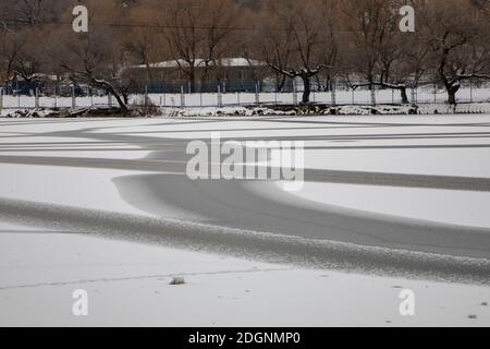 Viele geheimnisvolle schwarz-weiße Muster ohne Schnee erscheinen Auf dem gefrorenen künstlichen See, der wie ein natürliches aussieht Tusche waschen Malerei in Beishan Sce Stockfoto
