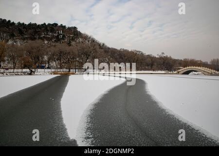 Viele geheimnisvolle schwarz-weiße Muster ohne Schnee erscheinen Auf dem gefrorenen künstlichen See, der wie ein natürliches aussieht Tusche waschen Malerei in Beishan Sce Stockfoto